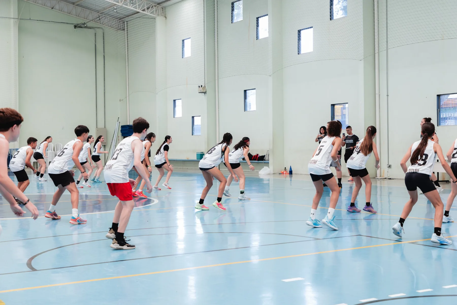 Atletas treinam posição defensiva no camp HoopVision