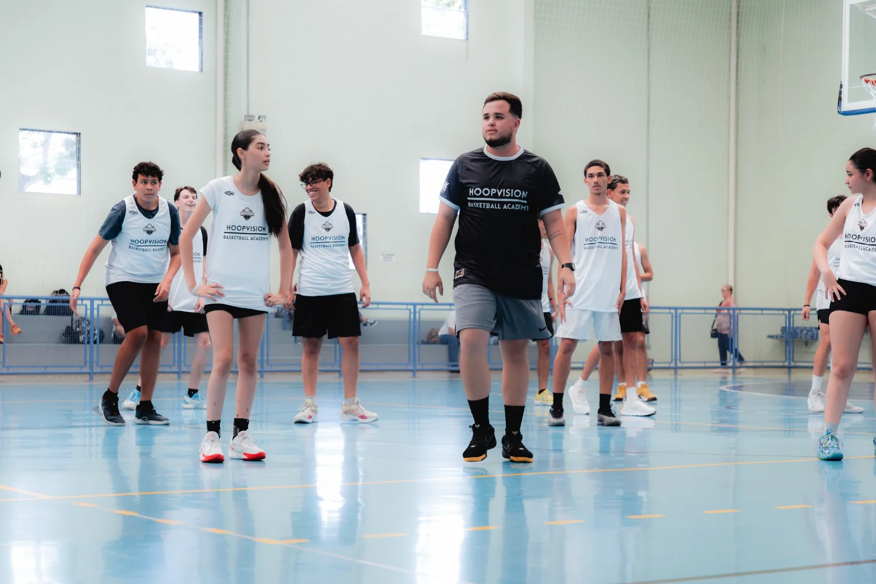 Atividade de basquete durante o primeiro camp